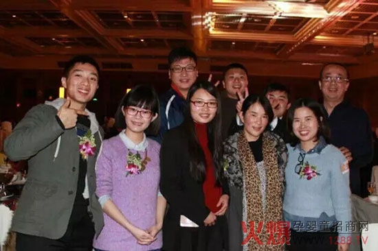 朋禾營(yíng)銷(xiāo)小分隊(duì)與登康領(lǐng)導(dǎo)的合照