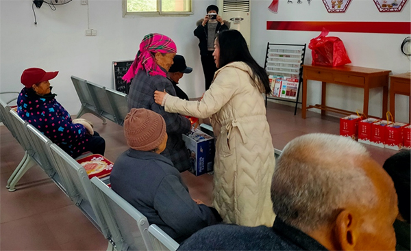 江西三誠(chéng)實(shí)業(yè)有限公司負(fù)責(zé)人慰問(wèn)老人.jpg 江西三誠(chéng)實(shí)業(yè)有限公司負(fù)責(zé)人慰問(wèn)老人.jpg