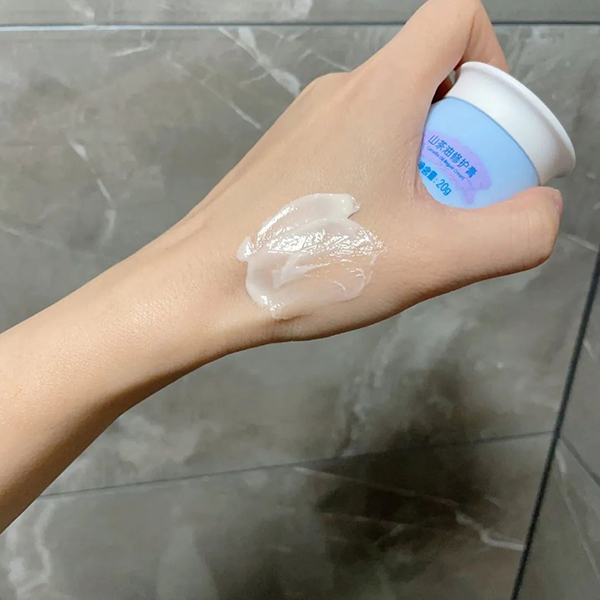 修護(hù)膏的質(zhì)地偏乳霜狀.jpg 修護(hù)膏的質(zhì)地偏乳霜狀.jpg