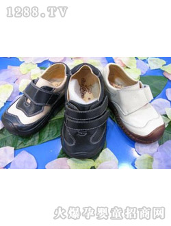 �Ϙ���ͯЬУ�@��(j��ng)��ڰ�ɫ