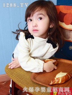 開(kāi)心寶貝白色女童毛衣